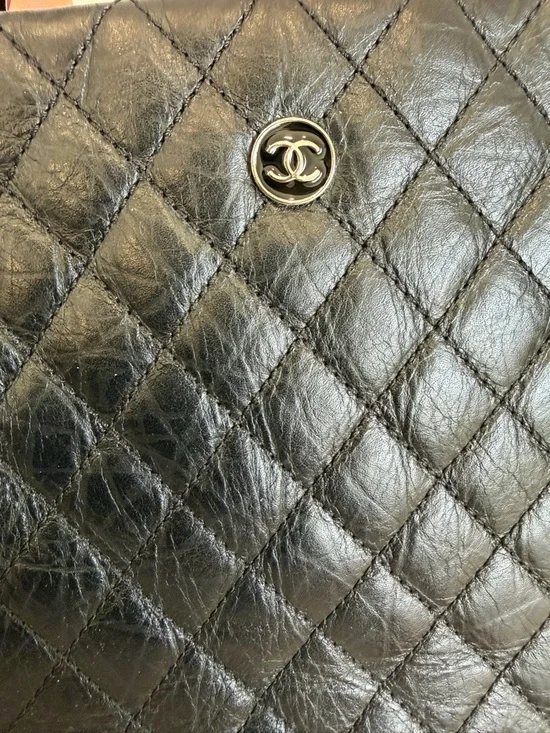 CHANEL Black Quilted. Calfskin Leather. Crossbody with CC coin. - Picture 2 of 4